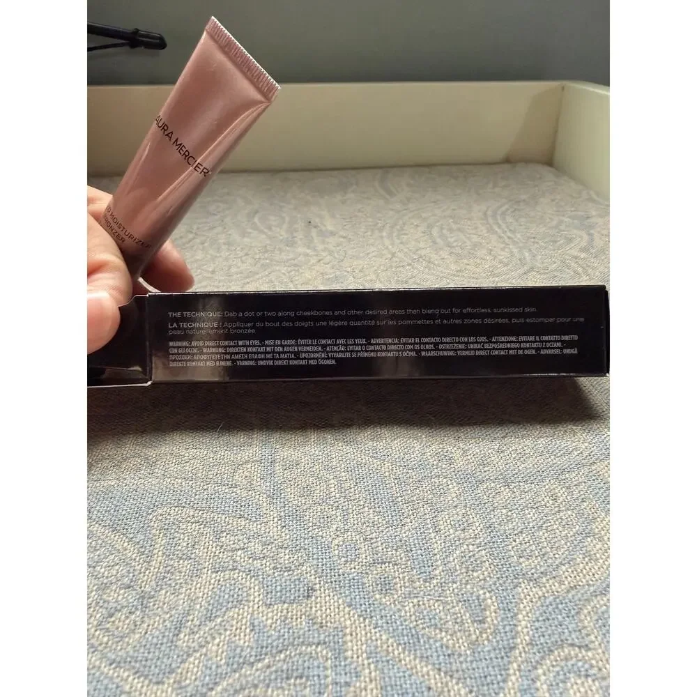 Laura Mercier Tinted Moisturizer Bronzer shade 02 Sundrop